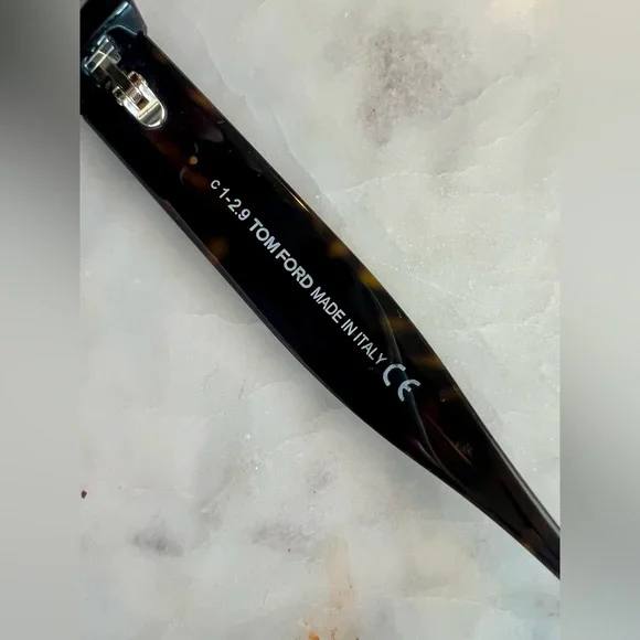 TOM FORD Cats Eye polarized sunglasses with case. - Picture 4 of 6